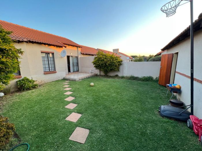 Property #2069183, Townhouse rental monthly in Mooikloof Ridge