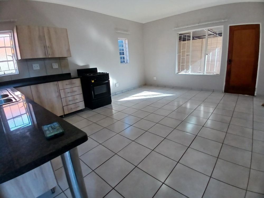 KITHCEN / LIVING AREA