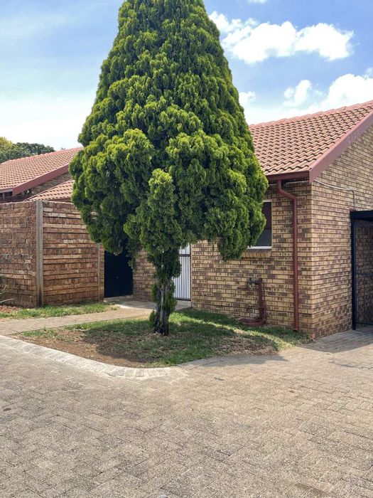 Garsfontein Townhouse To Rent: Spacious layout, private garden, and secure parking.