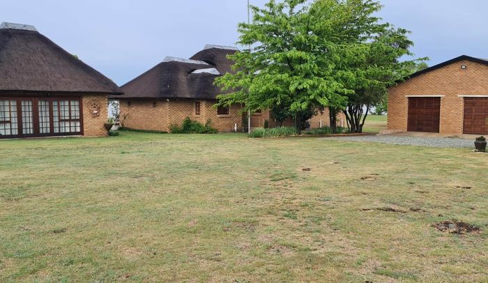 Vaal Dam Central Small Holding For Sale: Waterfront, cottage, pool, and expansive grounds.