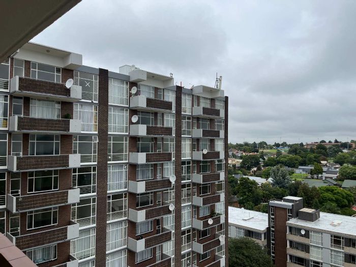 Honeyhills Apartment To Rent: 2 beds, pool, balcony, security, parking included.