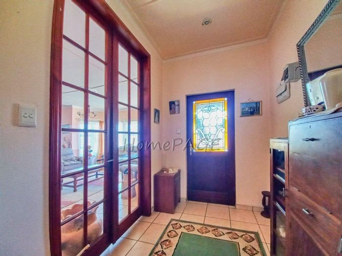 Charming Lagoon House for Sale: Spacious 4 Bedrooms, Flat, and Entertainment Room!