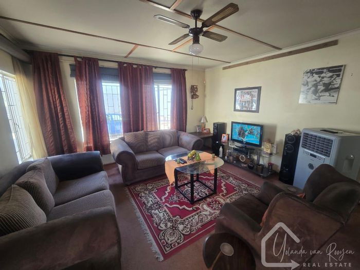 Hochland Rand House For Sale: 3 Bedrooms, spacious living, ample parking, pet-friendly.