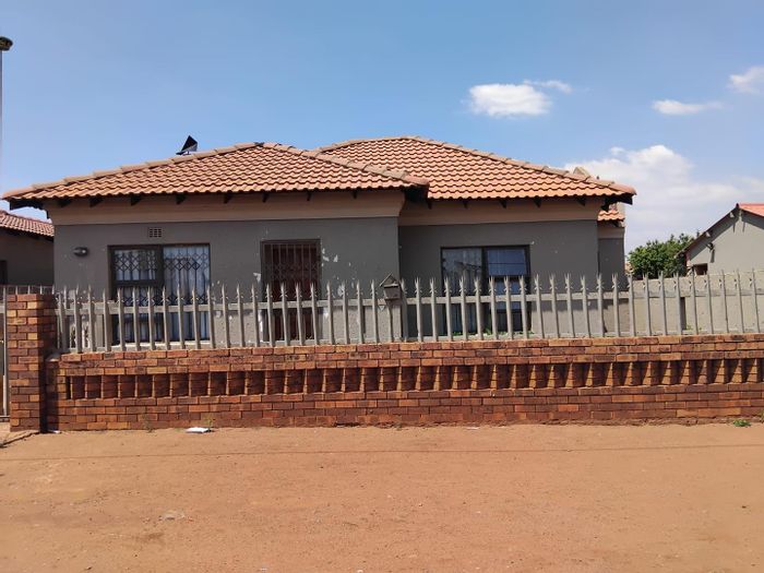For Sale: House in Vosloorus Ext 7 with 5 bedrooms, extra rooms, and parking.