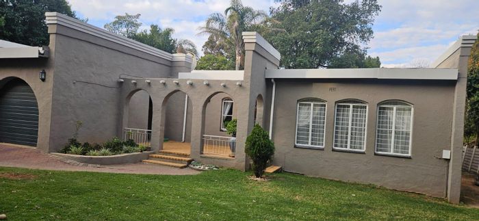 Northcliff House To Rent: 4 bedrooms, pool, garage, pet-friendly, secure amenities.