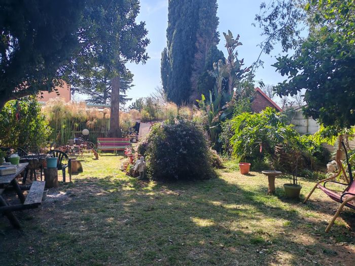 For Sale: House in Brakpan Central with 3 bedrooms, study, double garage, garden.