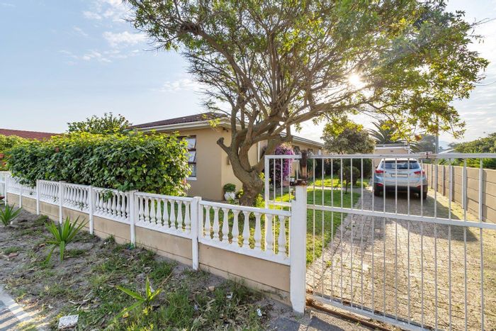 Grassy Park House for Sale: Dual-Living, Spacious Corner Lot, Entertainer's Delight!