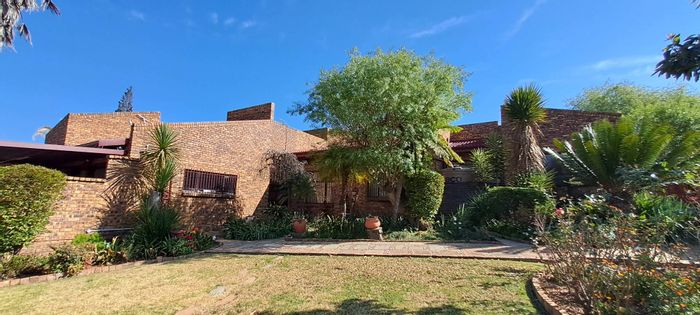 For Sale: Bassonia House with security, gourmet kitchen, and spacious garden.