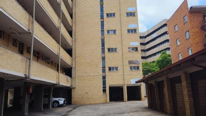 Sunnyside Apartment For Sale: 2 Bedrooms, 24/7 Security, Renovated, Great Investment Opportunity.