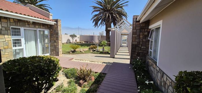 House for Sale in Walvis Bay Central: 3 Bedrooms, Flatlet, Indoor Braai, Garages.