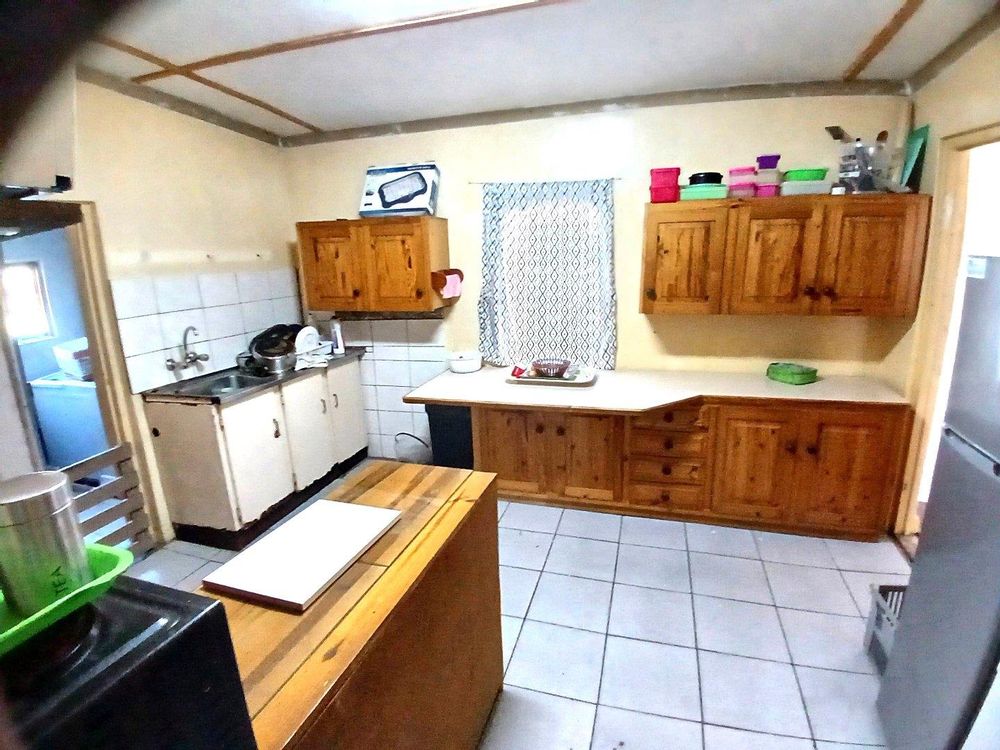 FLATLET: Again our Kitchen (in an opposite direction).