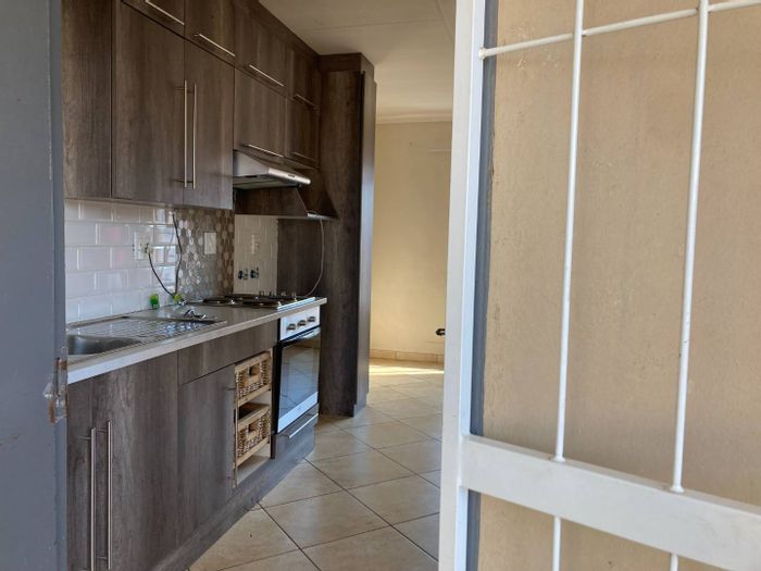 For Sale: 2-bedroom apartment in Jabulani with communal areas and security.