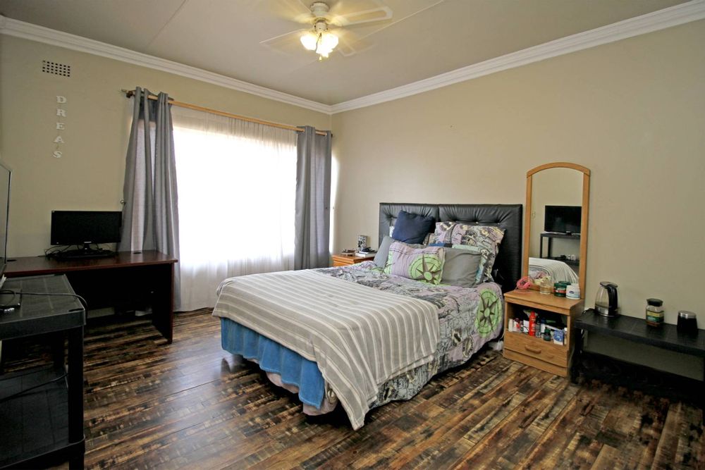 MAIN BEDROOM WITH ENSUITE BATHROOM AND HIS&HERS DRESSING ROOM WITH BUILT-IN CUPBOARDS, ALSO ACCESS TO THE BALCONY