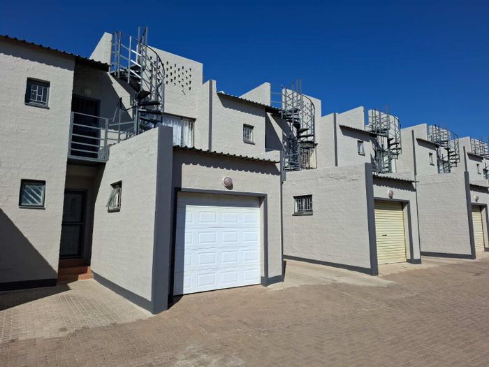 Townhouse for Sale in Pioniers Park: 2 beds, rooftop terrace, secure parking.