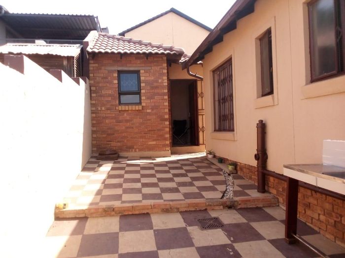 For Sale: 2-Bedroom House in Mamelodi East, near Mams Mall and schools.