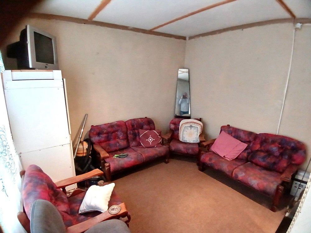 FLATLET: The 2nd Living Area. Could also be utilized as a 2nd Bedroom.