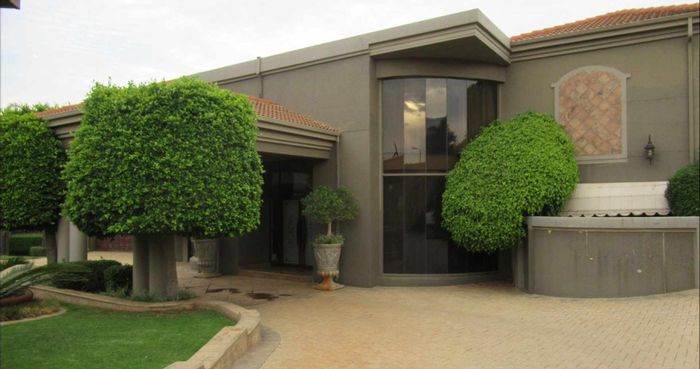 For Sale: House in Roodepoort Central with pool, garden, and golf course views.