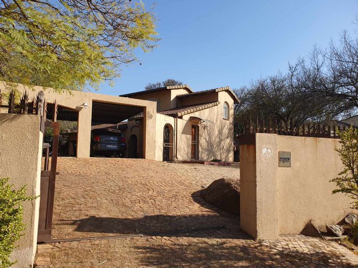 Stunning Glenvista House for Sale: 3 Bedrooms, Pool, and Modern Amenities!