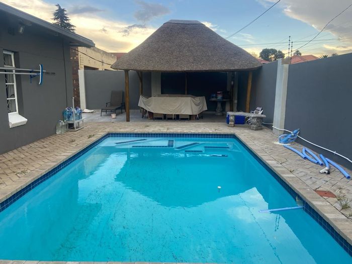 South Hills House For Sale: Pool, lapa, spacious lounge, garage, security features.