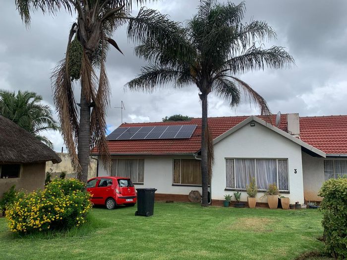 Birch Acres House For Sale: 3 Bedrooms, Pool, Flatlet, Bar Area, 991m² Land.
