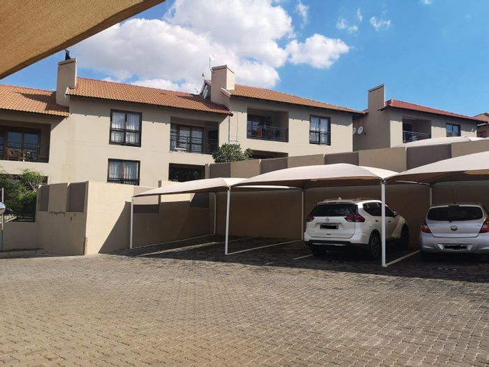 Meyersdal Townhouse To Rent: 24-hour security, balcony, built-in braai, communal pools.