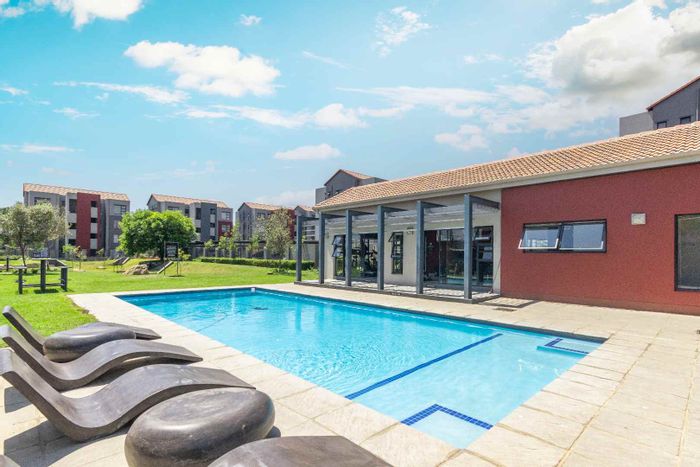 Two-bedroom apartment in Fourways with gym, pool, and 24-hour security. To Rent.