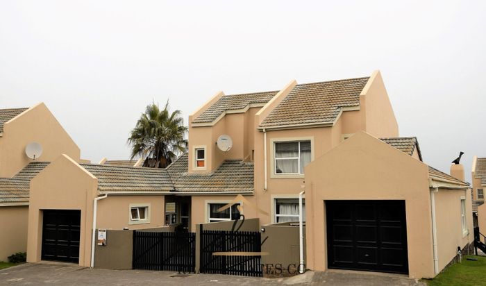 Charming Long Beach Townhouse: 3BR, Jacuzzi, BBQ area, rental income. Perfect coastal investment.