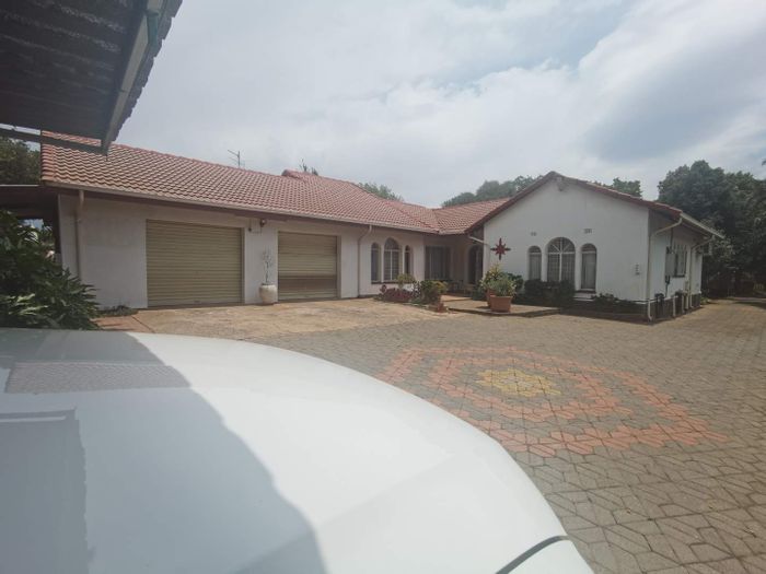 For Sale: Glen Marais House with spacious bedrooms, open living, and ample parking.