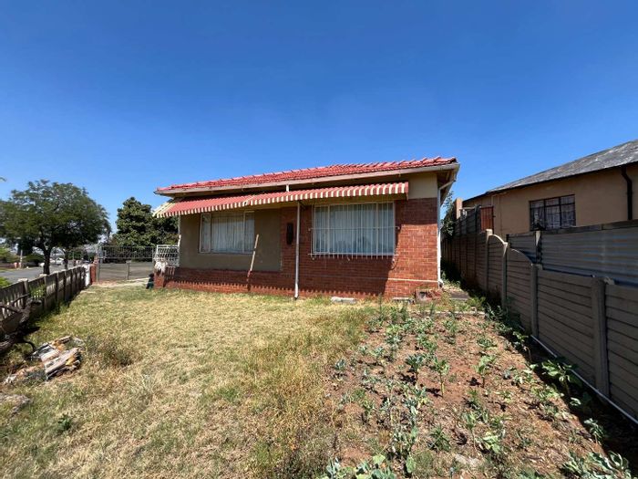 Investment opportunity in South Hills: House with multiple rental units, parking included. For Sale.