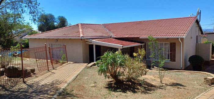 For Sale: Glenvista House with 4 Bedrooms, Pool, and Ample Parking.