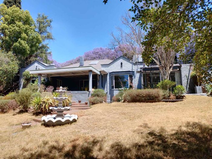 For Sale: House in Observatory with 3 bedrooms, large kitchen, and expansive yard.