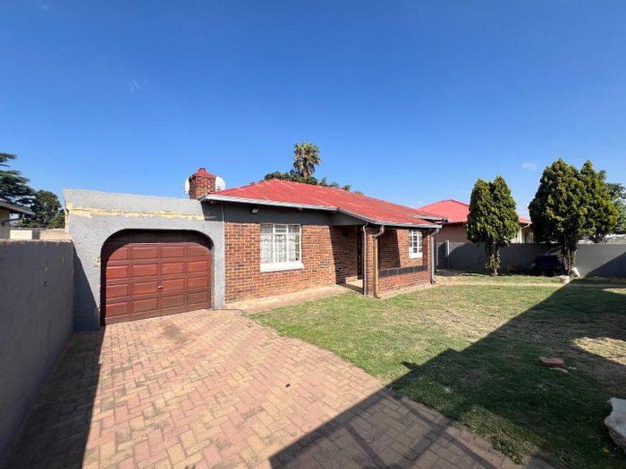 South Hills House For Sale: 3 beds, 1 bath, garage, spacious living area.