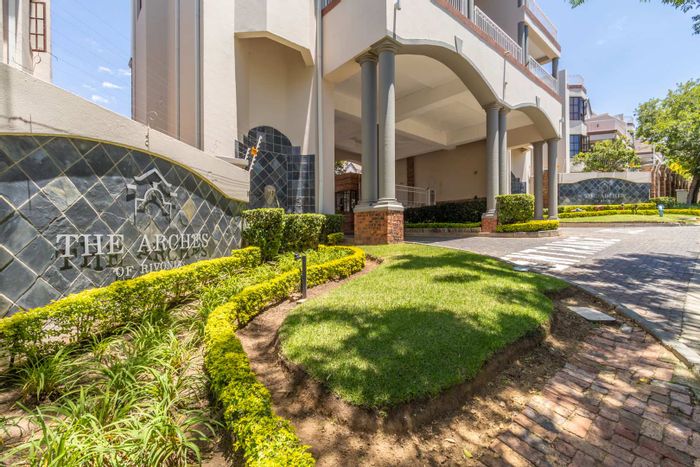 Edenburg Apartment To Rent: 3 bedrooms, balcony, pool, secure complex amenities.