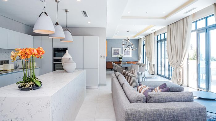 For Sale: 4-Bedroom Apartment in Umhlanga Rocks Central with ocean views and amenities.