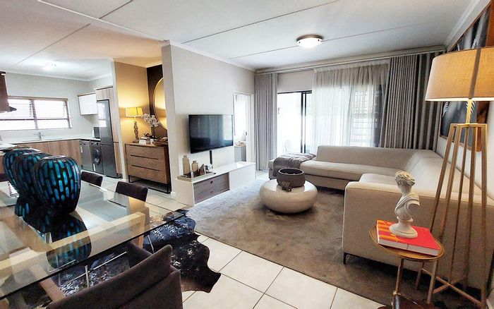 Crowthorne AH Apartment To Rent: 3 beds, private garden, estate amenities included.