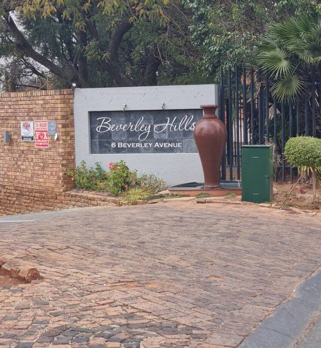 Bassonia Townhouse For Sale: 2 beds, pool, golf views, 24-hour security.