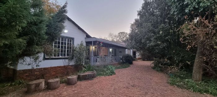 For Sale: House in Benoni AH with flatlet, stables, and purified water access.