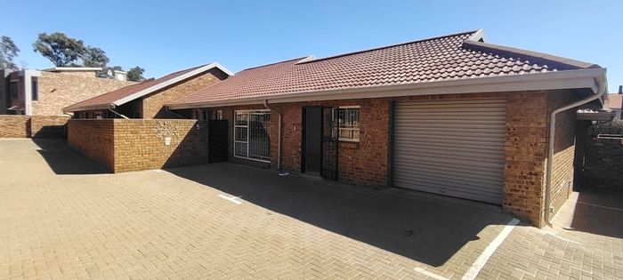 New Redruth Cluster For Sale: 2 beds, garage, courtyard, near shopping mall.