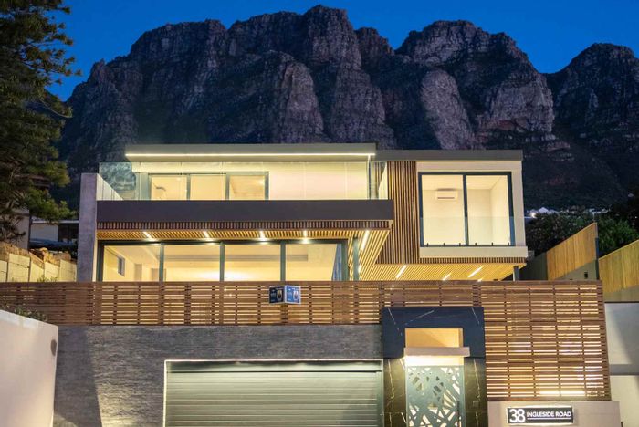 Camps Bay House For Sale: Sea views, pool, home office, walk to beach.