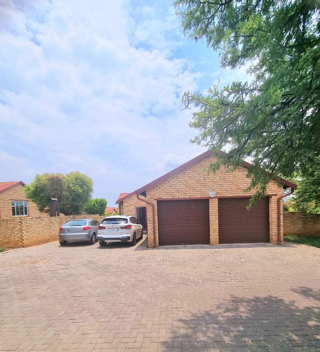 Property #2207225, House for sale in Kyalami Hills