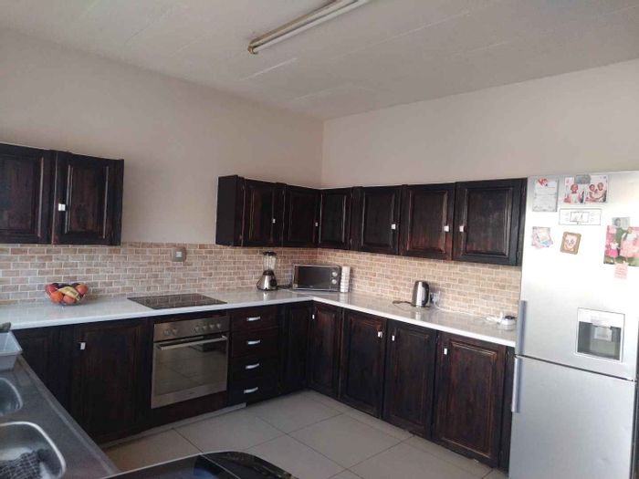 Townhouse For Sale in The Orchards: 3 Bedrooms, Garage, Close to Amenities.