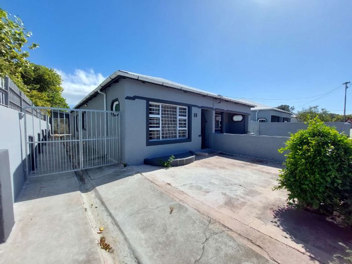2-Bedroom House in Lansdowne with backyard, parking, and fibre internet - To Rent