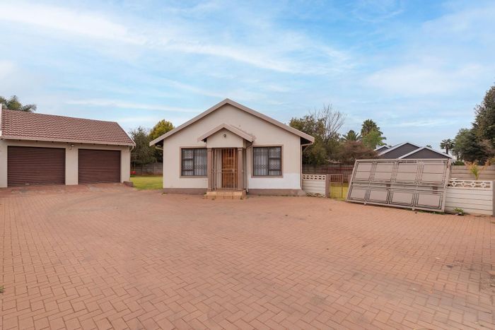 For Sale: House in Van Riebeeck Park with 3 bedrooms, study, and double garage.