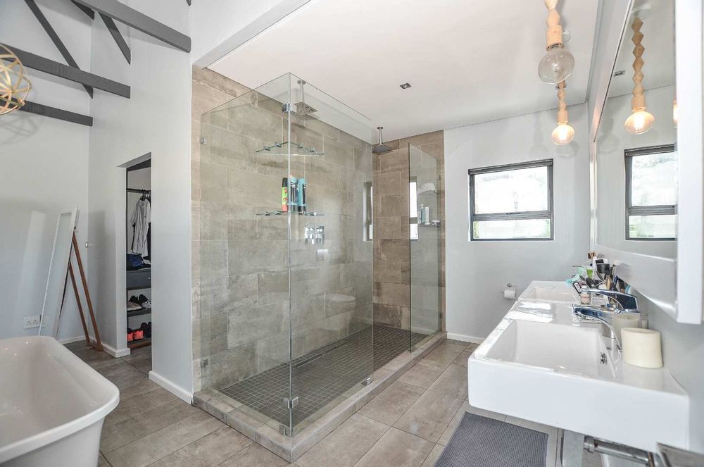 En-suite Shower & Double basin