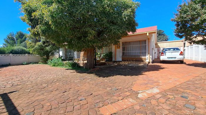 Property #2140141, House for sale in Uitsig
