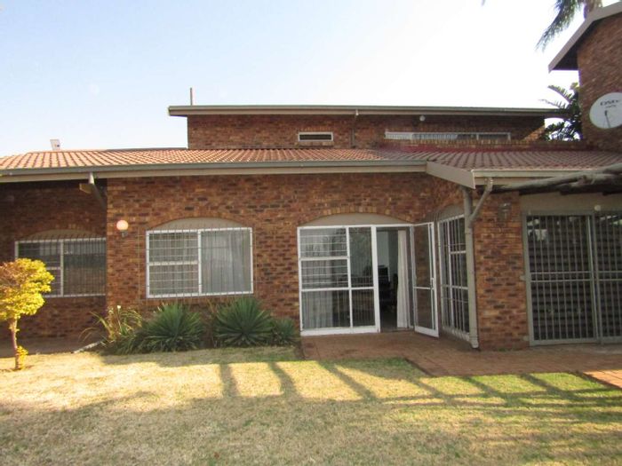 For Sale: Townhouse in Corlett Gardens with pool access, double garage, and pet-friendly.