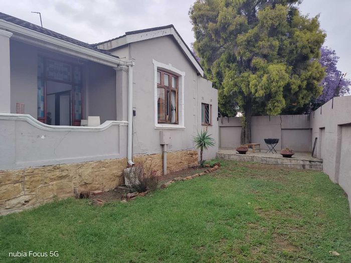 For Sale: 4-Bedroom House in Melville with Garage, Laundry Room, and Prime Location.