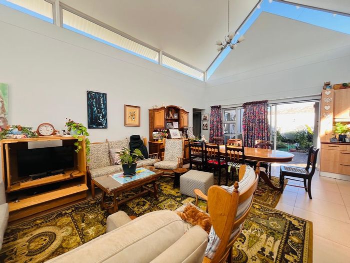 For Sale: House in Elisenheim with 4 bedrooms, study, patio, and double garage.