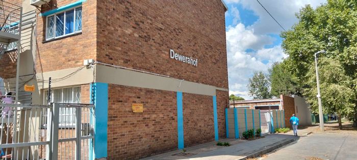 Townhouse for sale in Benoni Central: 2 beds, garage, near amenities.