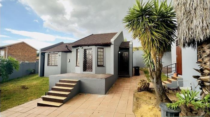 Elandshaven House For Sale: 3 beds, 2 baths, ample parking, 841 m² land.